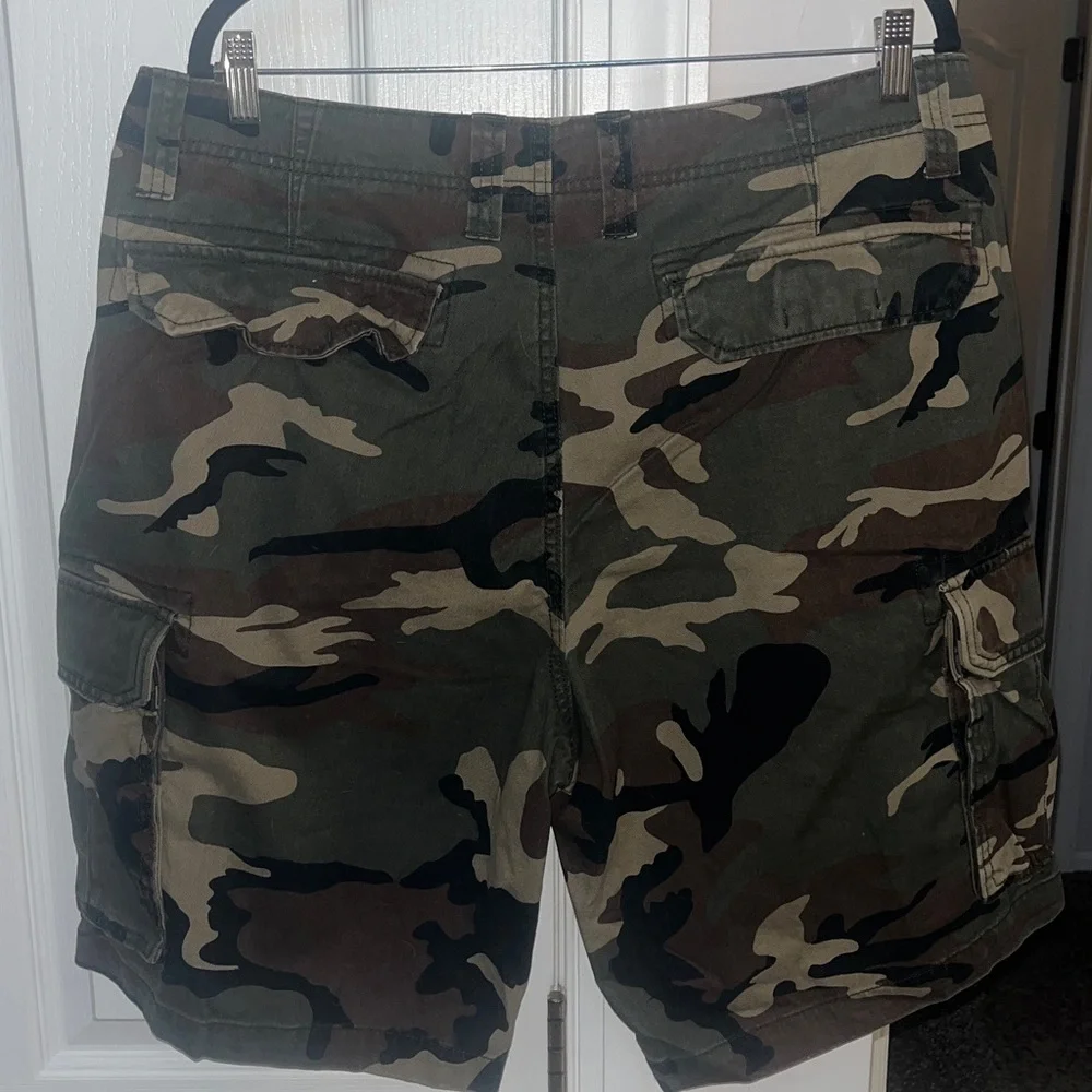 Men’s Old Navy camo Broken-In Classic Length Cargo Shorts Size 38
